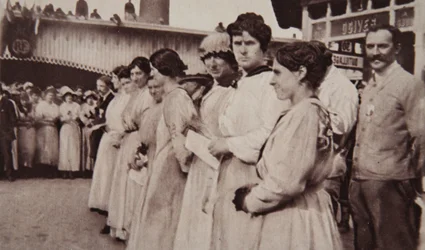 Keisarillinen kunnia ranskalaisille työntekijöille: kenraali Gilinski koristelemassa naisia, The Illustrated War News, 12. heinäkuuta 1916